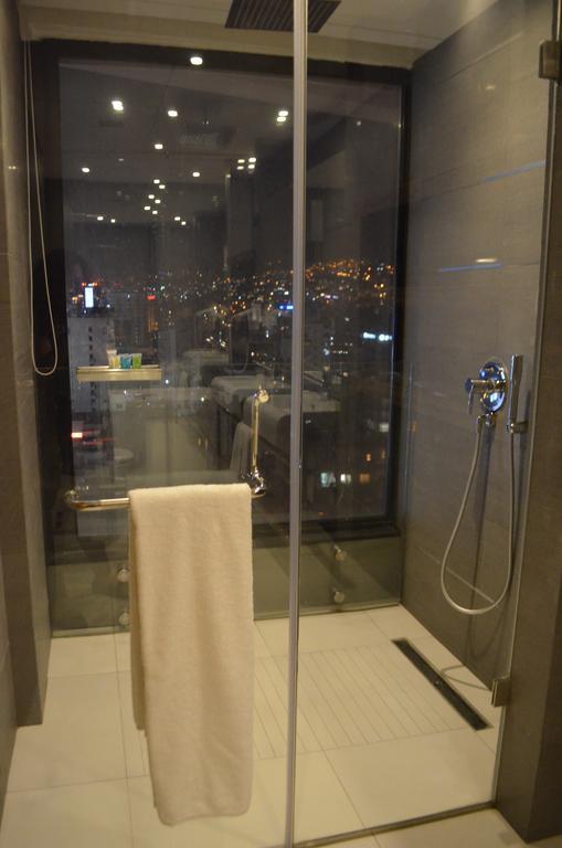 Hotel Warwick Stone 55