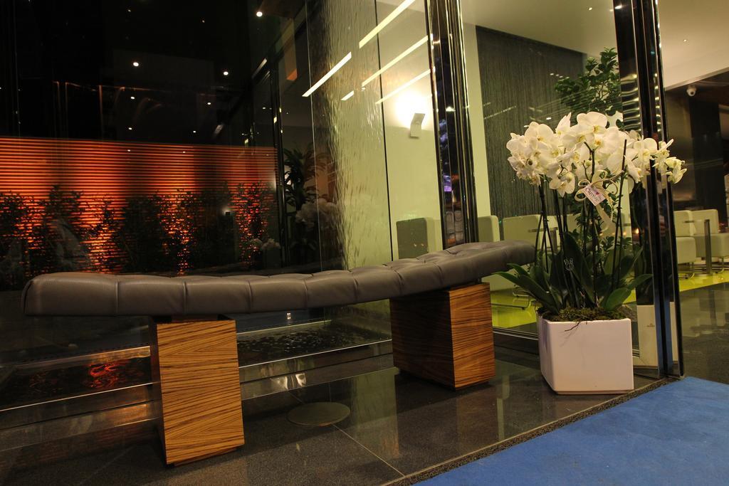Hotel Warwick Stone 55